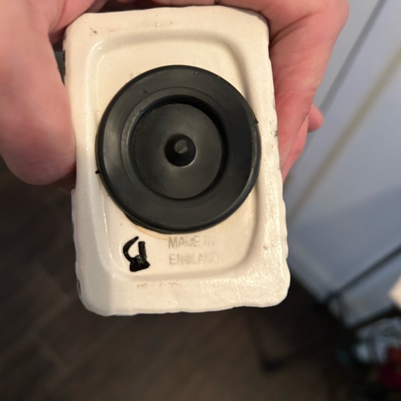 English Cottage Salt/Pepper shaker! Unique and Handpainted. - Picture 6 of 6